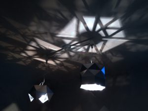 メタルインテリア 金属の照明で万華鏡のような輝き　幾何学的でユニークなペンダントランプ